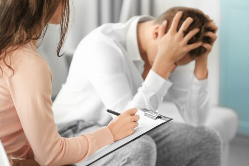 Psychologin, die in einer Klinik arbeitet