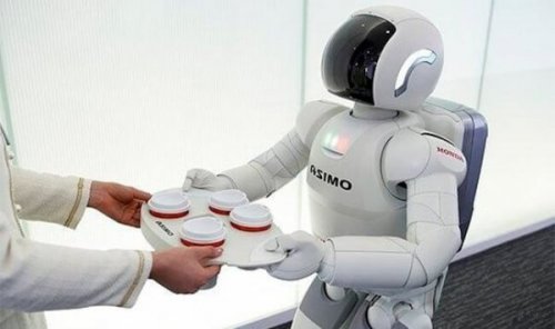 Ein Roboter serviert Kaffee. 