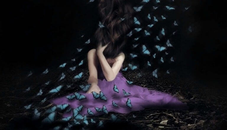 Eine Frau im lilanen Kleid umgeben von Schmetterlingen