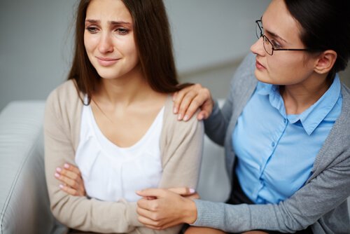 Die Folgen von sexueller Nötigung sind häufig traumatisch, wie hier im Bild, bei der eine Frau durch eine Psychologin Unterstützung erfährt.