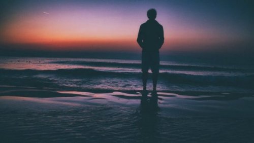 Silhouette in der Dämmerung am Strand