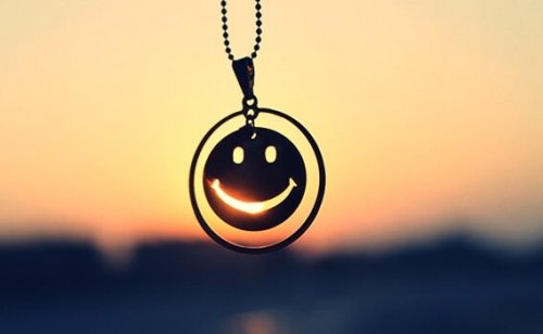 Ein Smiley-Anhänger im Sonnenuntergang