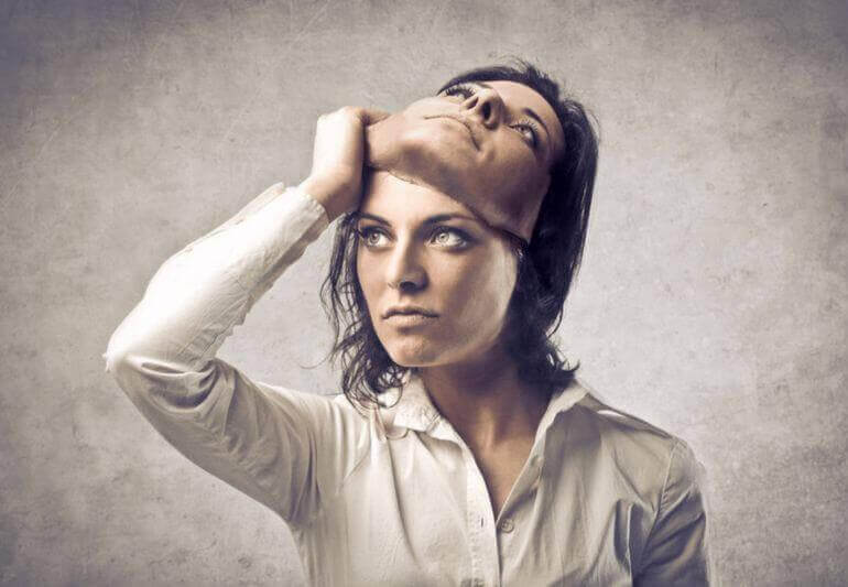 Frau mit zwei Gesichtern