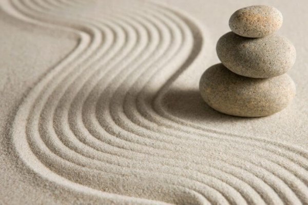 Sand und Steine in einem Zen-Garten