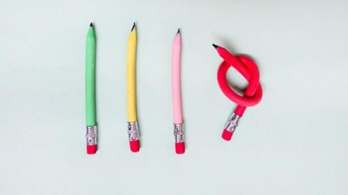 Unter vier Stiften ist einer verknotet.