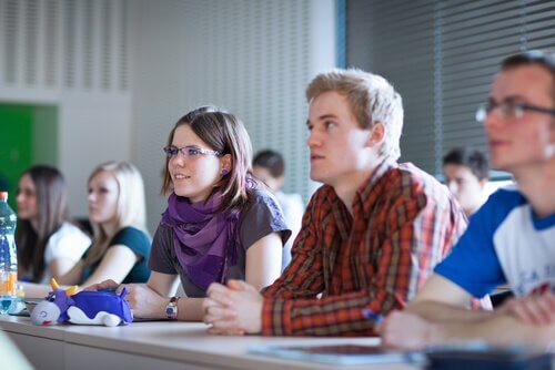 Aufmerksame Studenten im Unterricht