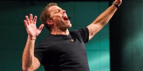 Tony Robbins schreit auf der Bühne.