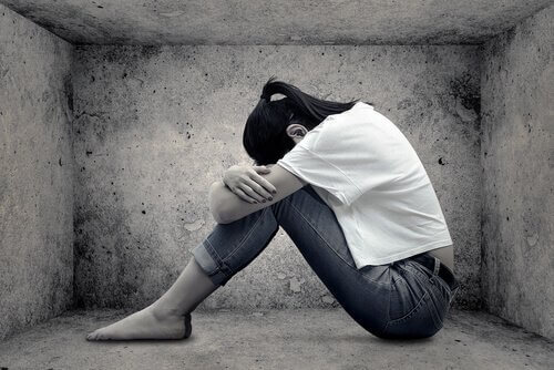 Traurige Frau in einer Kammer