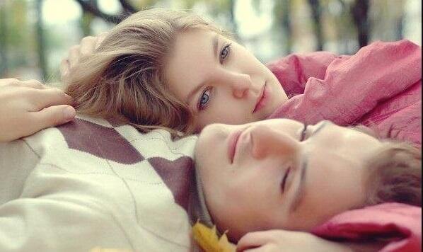 Paar liegt nebeneinander auf dem Boden