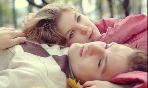 Paar liegt verträumt zusammen. Frau empfindet befremdliche Emotionen.