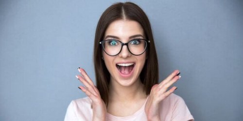 Eine überraschte Frau mit Brille