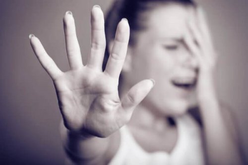 Unglückliche Frau in Abwehrhaltung