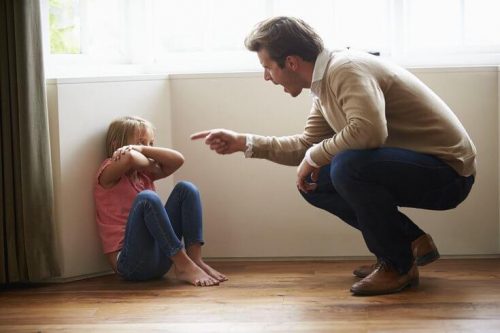 Vater schimpft mit seiner Tochter