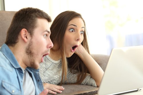 Verblüfftes Pärchen vor dem Computer