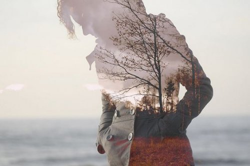 Frau am Strand und Herbstwald