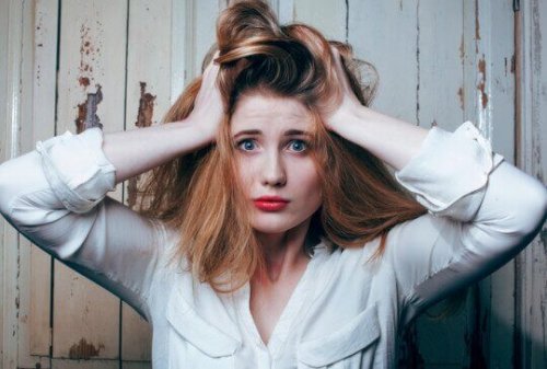 Frau rauft verzweifelt ihre Haare