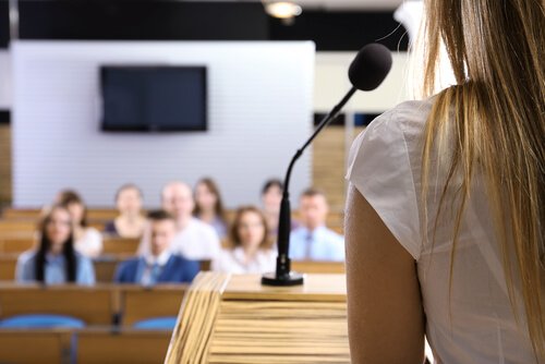 Einen Vortrag vor Publikum halten erzeugt Stress.
