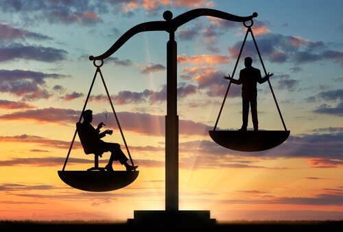 theorie der rationalen Entscheidung. Menschen auf einer Waage.