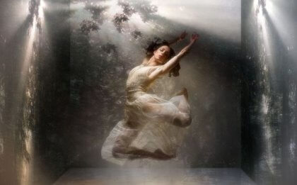 Eine Frau tanzt im Wasser.