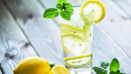 Warum sollte man morgens ein Glas warmes Wasser mit Zitrone trinken?
