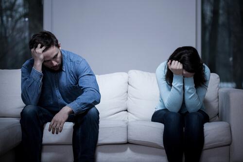 Paar sitzt zerstritten auf der Couch