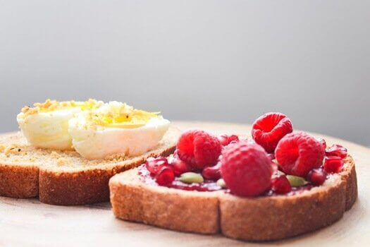 Brot mit Ei und Himbeeren als gesundes Frühstück