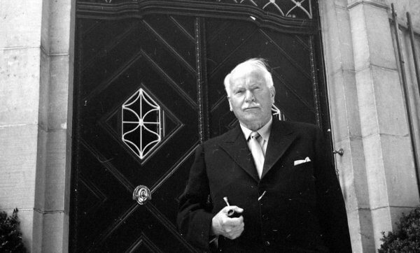 Foto, das Carl Gustav Jung vor einer Tür stehend zeigt