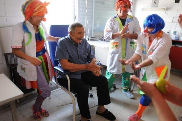 Ein älterer Herr im Krankenhaus erfährt Zuwendung durch Clowns.