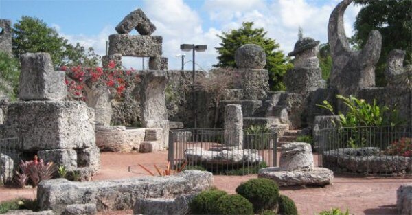 Verschiedene Korallenblöcke arrangiert zu einem Monument: Coral Castle