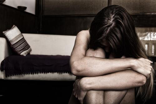 Traurige Frau denkt an empathielose Menschen