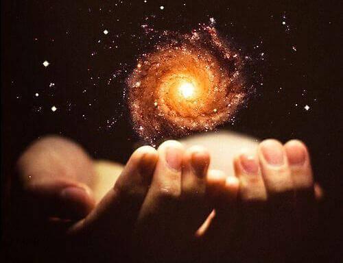 Zwei Hände halten eine Galaxie