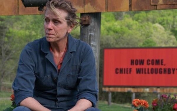Die Hauptfigur des Films "Three Billboards Outside Ebbing, Missouri" sitzt vor einem ihrer Werbeplakate. 