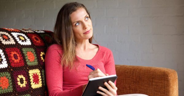 Frau denkt vor 9 Uhr morgens über ihren Tag nach