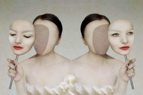 Zwei Frauen mit Masken