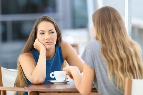 Freundinnen trinken zusammen Kaffee und sprechen über empathielose Menschen