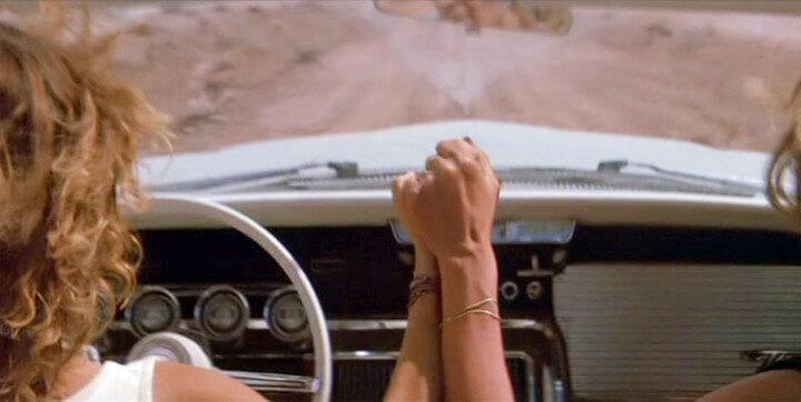 Thelma und Louise halten sich gegenseitig die Hand