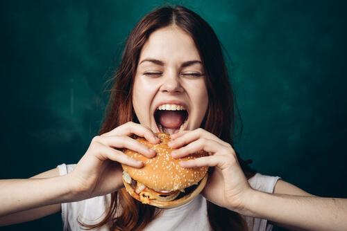 Frau isst einen Hamburger