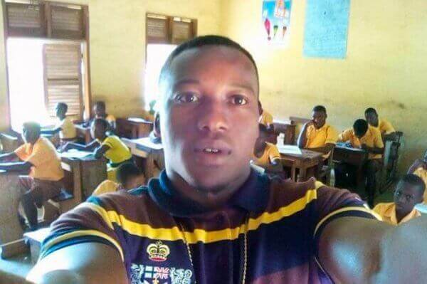 Selfie, das einen ghanaischen Lehrer in seiner Klasse zeigt