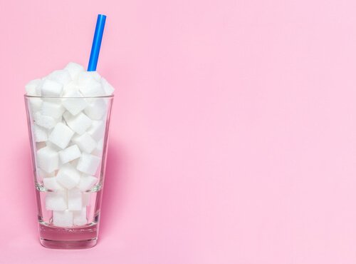 Glas voll mit Zuckerwürfeln