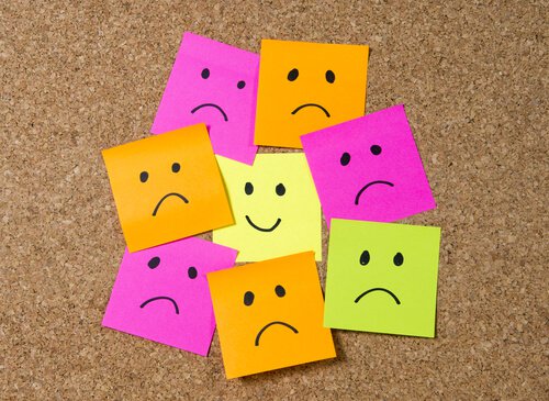Post It's, auf denen glückliche und unglückliche Gesichter gezeichnet sind
