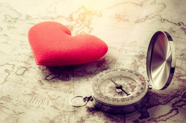 Eine Karte, auf der ein Herz und ein Kompass liegen