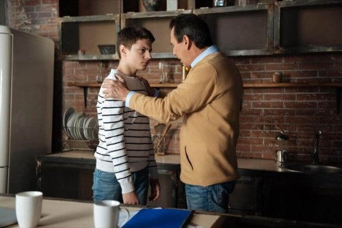 Junge ist sauer auf seinen Vater