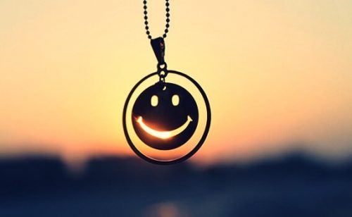Ein Anhänger im Sonnenuntergang zeigt einen Smiley.