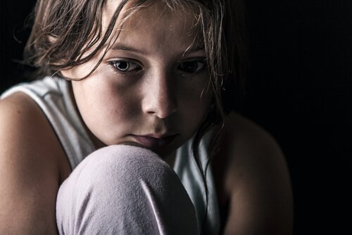 Kind, das mangelnde Zuneigung erfährt