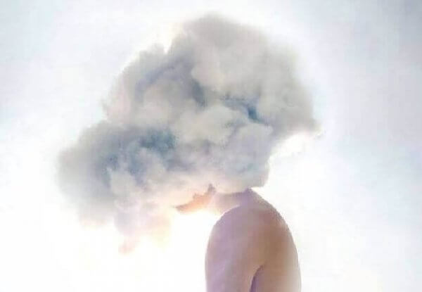 Eine Wolke hüllt den Kopf eines Mannes ein. 