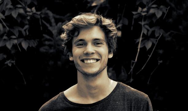 Lachender junger Mann