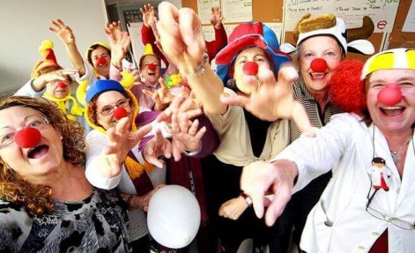 Eine ganze Truppe Clowns ist zur Lachtherapie angetreten.