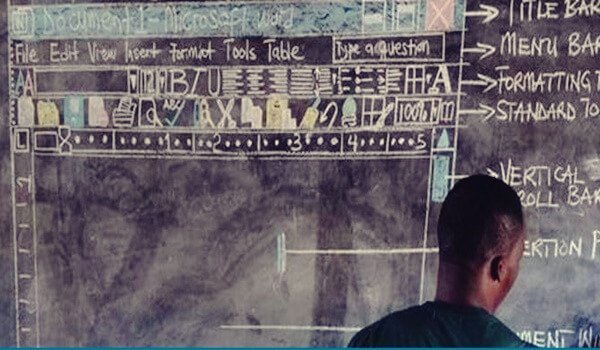 Ein ghanaischer Lehrer malt das Interface von Word an die Tafel