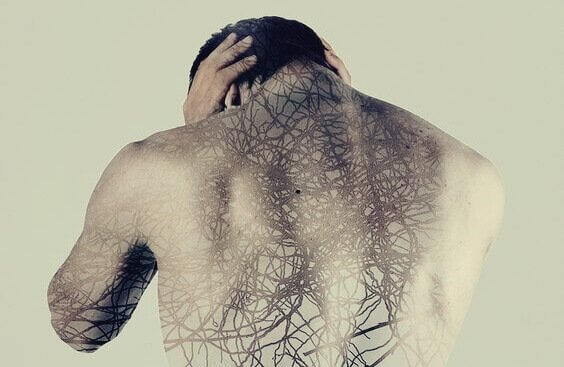 Ein Mann, der seinen Rücken zur Kamera gewandt hat