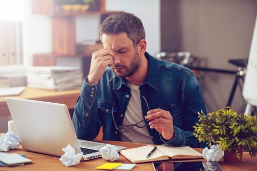 Mann unter Arbeitsstress